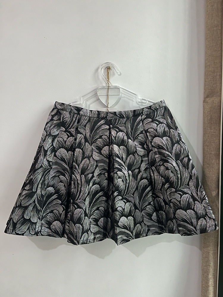 Jupe mini cloche argent + crop top noir