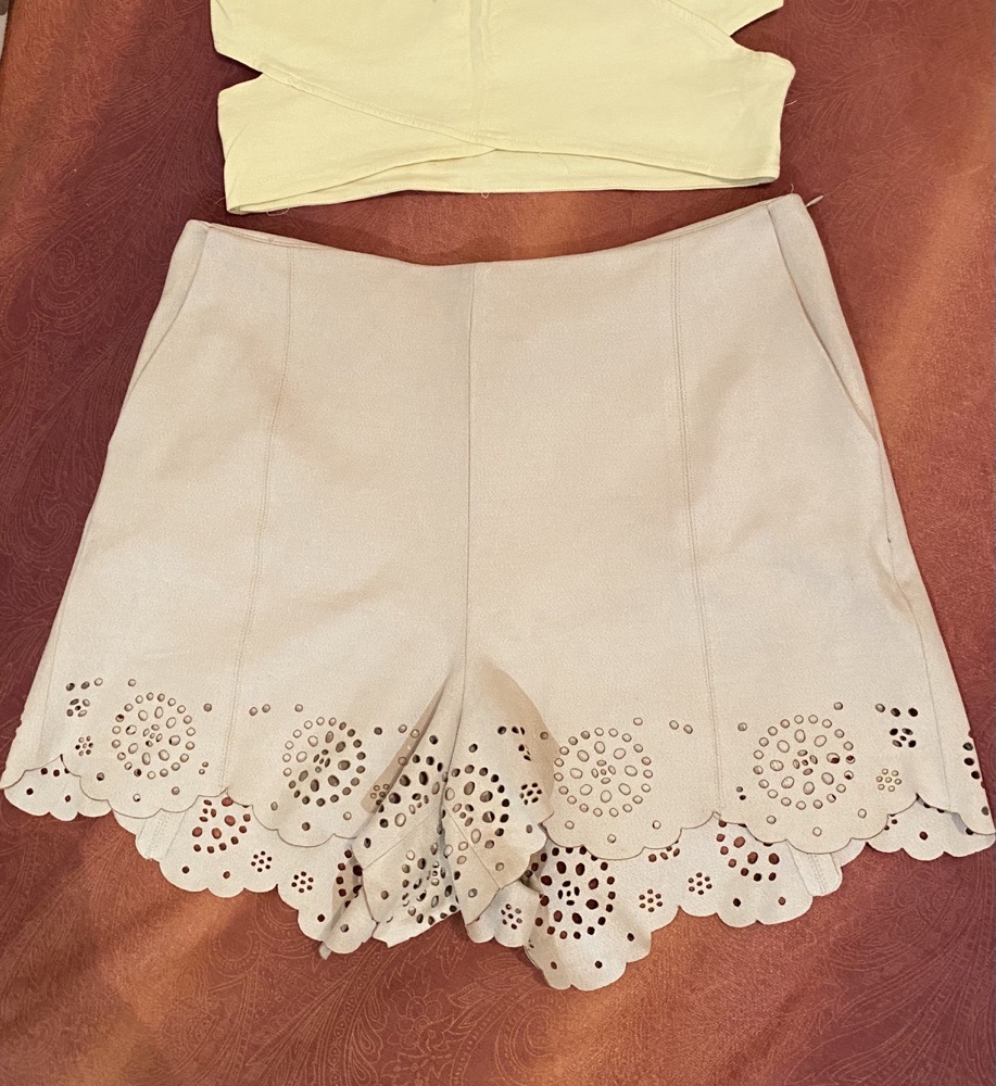 Short nude taille haute