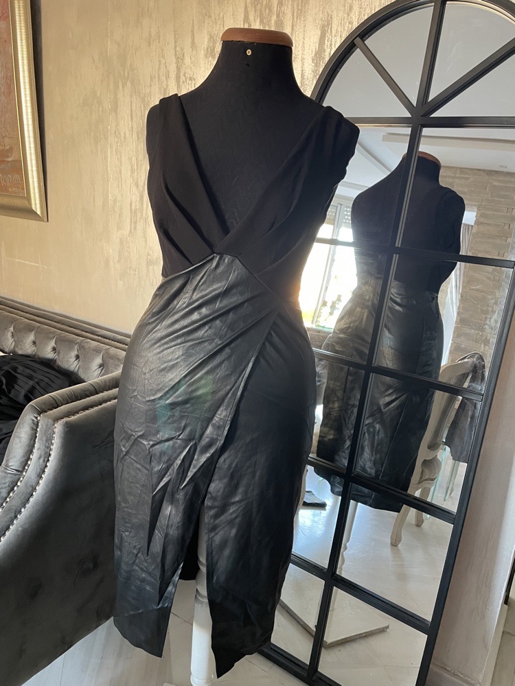 robe en bimatière avec un joli décolleté 