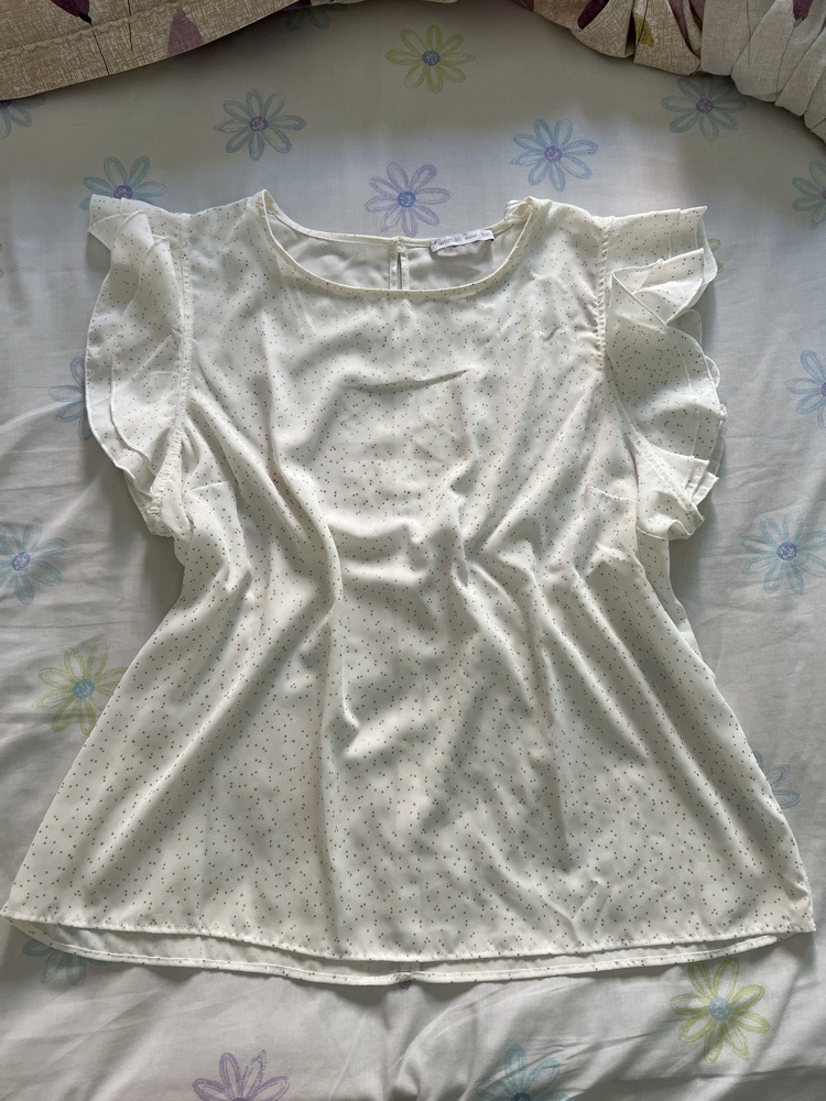chemise blanche et doree