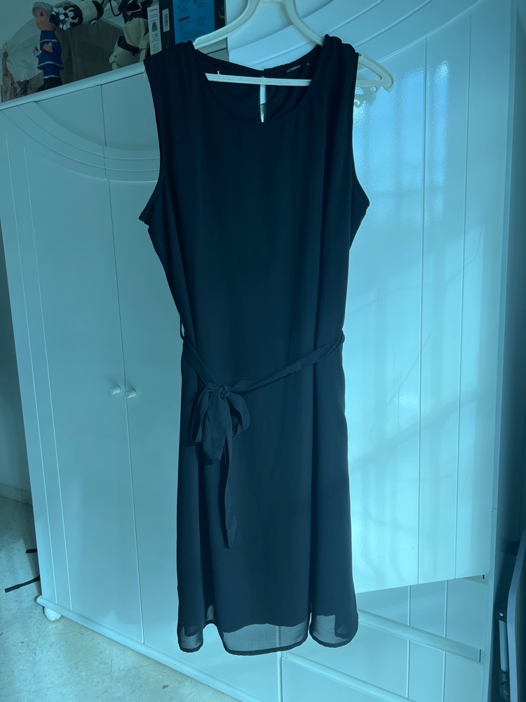 petite robe noire modeste sans manche avec ceinture 
