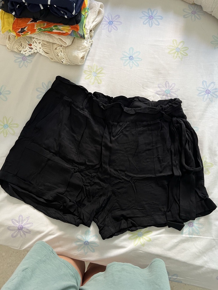 short noir avec sa ceinture du meme tissu 