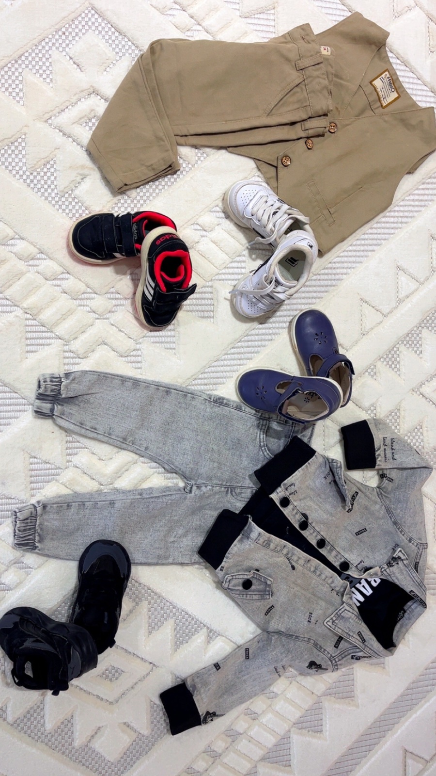 Lot de vêtements (4 spadrilles, 2 vêtements) pour garçon de 1 ans 
