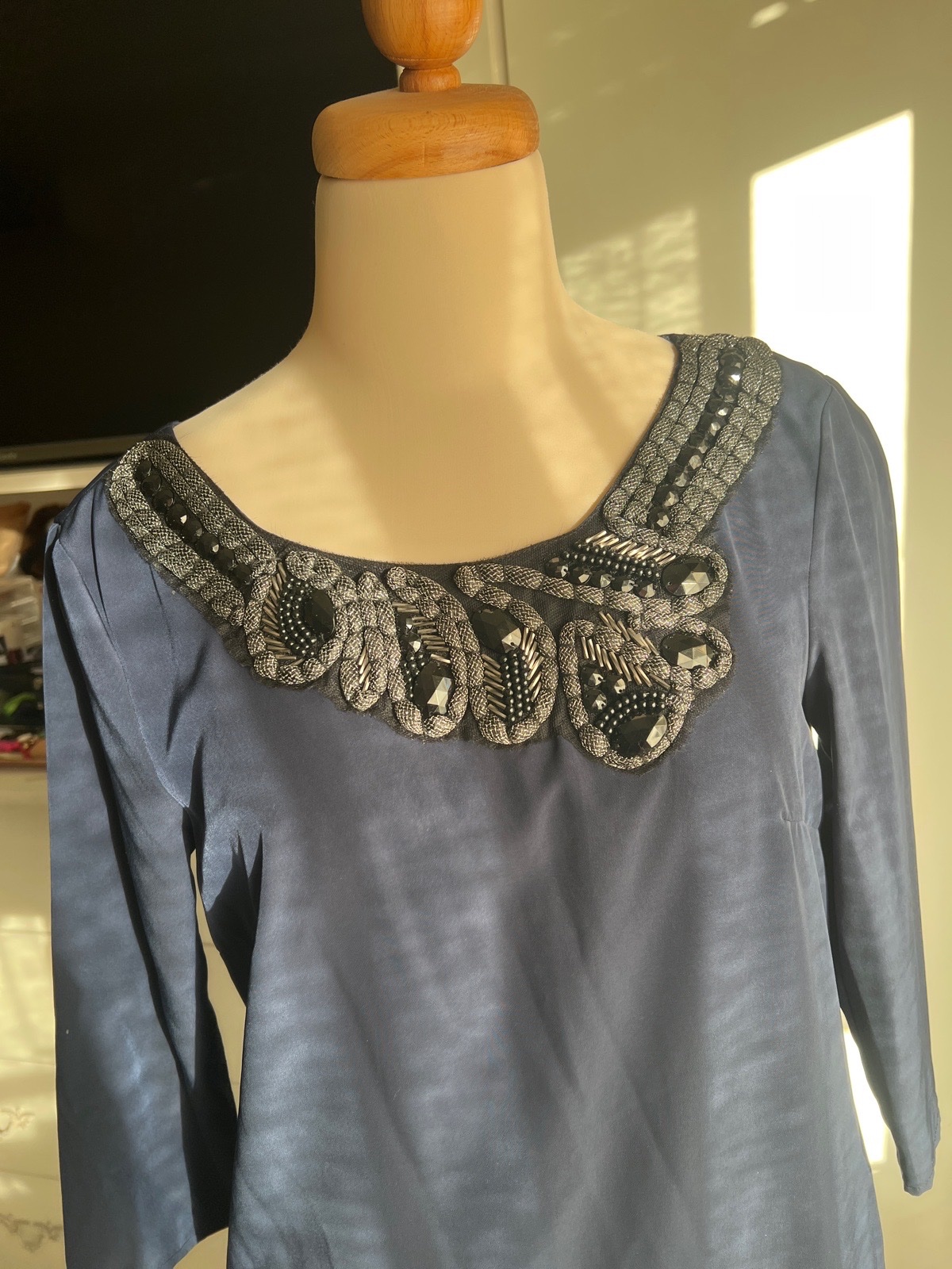 Robe mango bleue marine avec col brodé