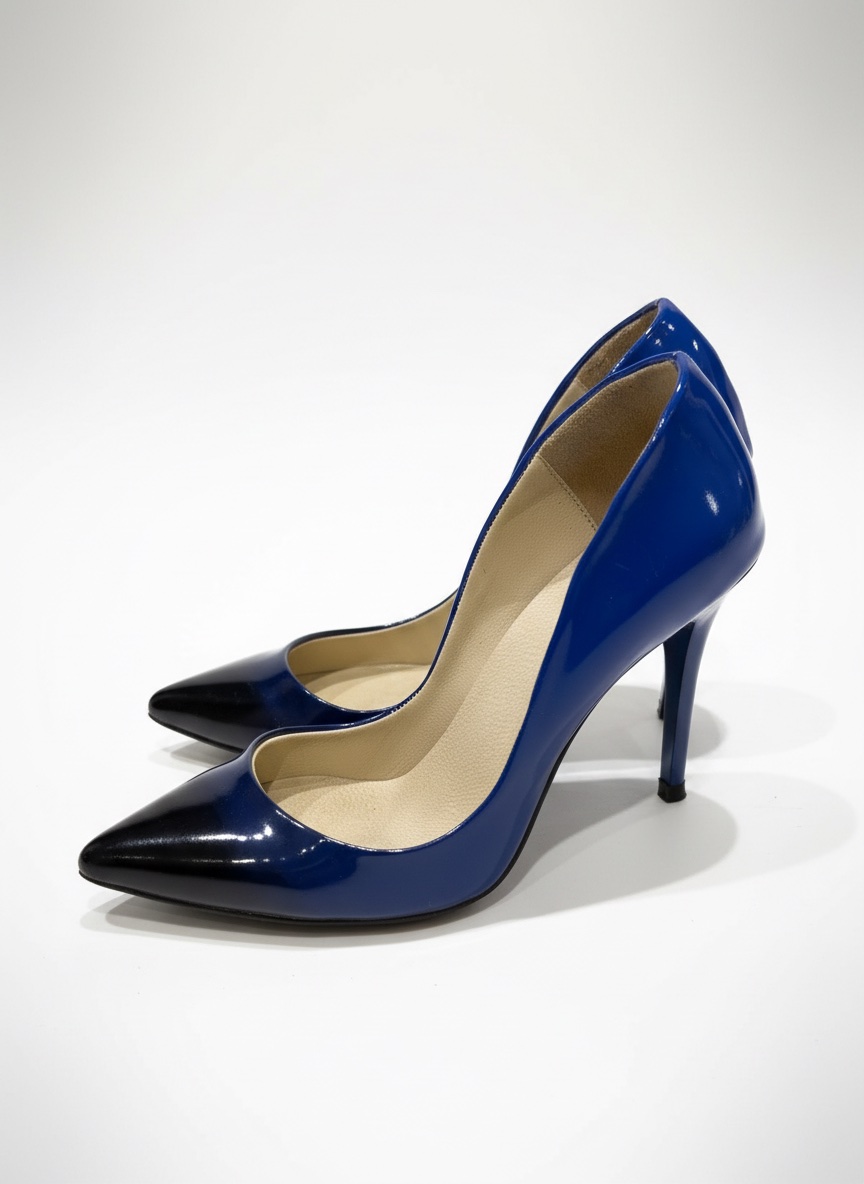 Escarpins aQuamarin bleus et noirs arborent un design bicolore distinctif avec un bout pointu
