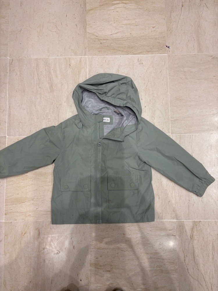 Manteau impermeable vert pastel de la marque Mango