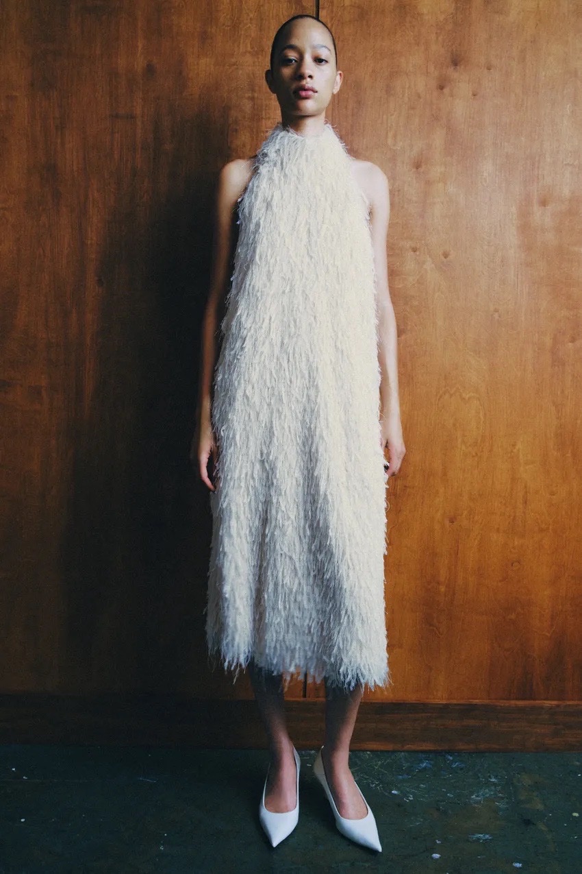 Robe soiree Zara nouvelle collection jamais portee avec plumes blanches et dos nus