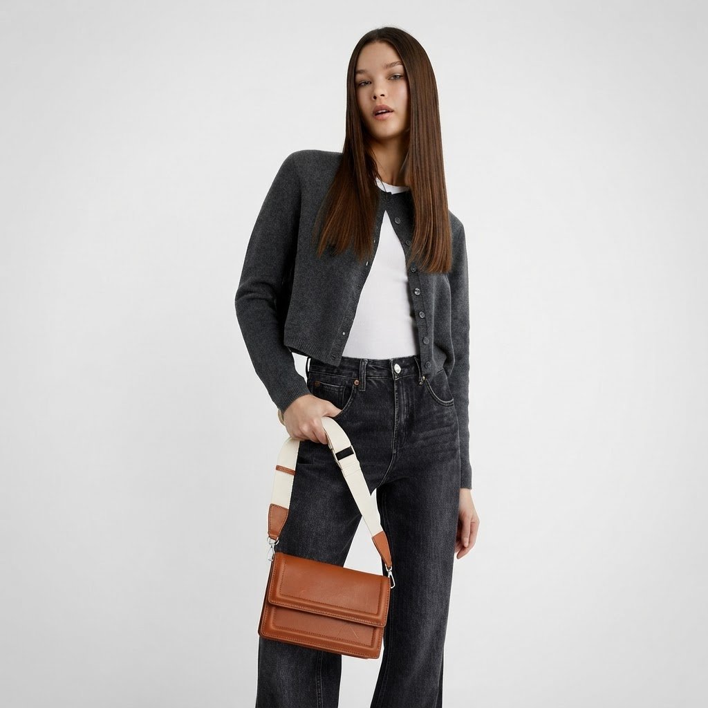 SUBBLIIIME Sac bandoulière Stradivarius camel – neuf Sac à main Stradivarius couleur camel, avec large bandoulière en toile écrue. Neuf, jamais porté. Acheté en France. Très joli modèle, pratique et facile à porter au quotidien.