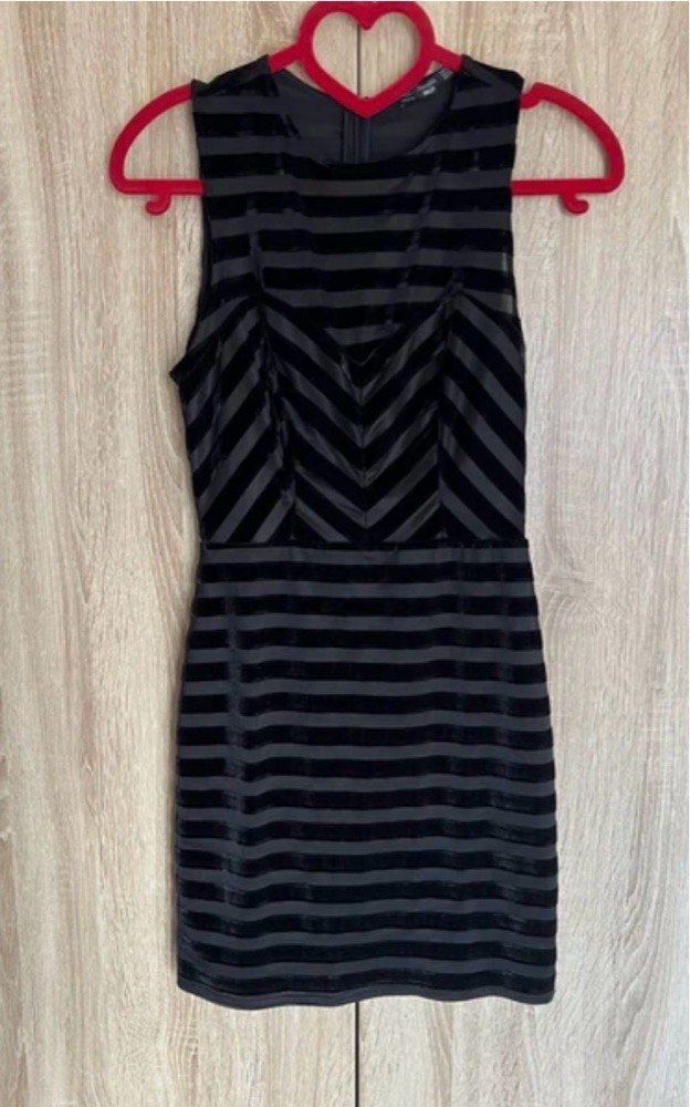 une trés jolie robe BERSHKA