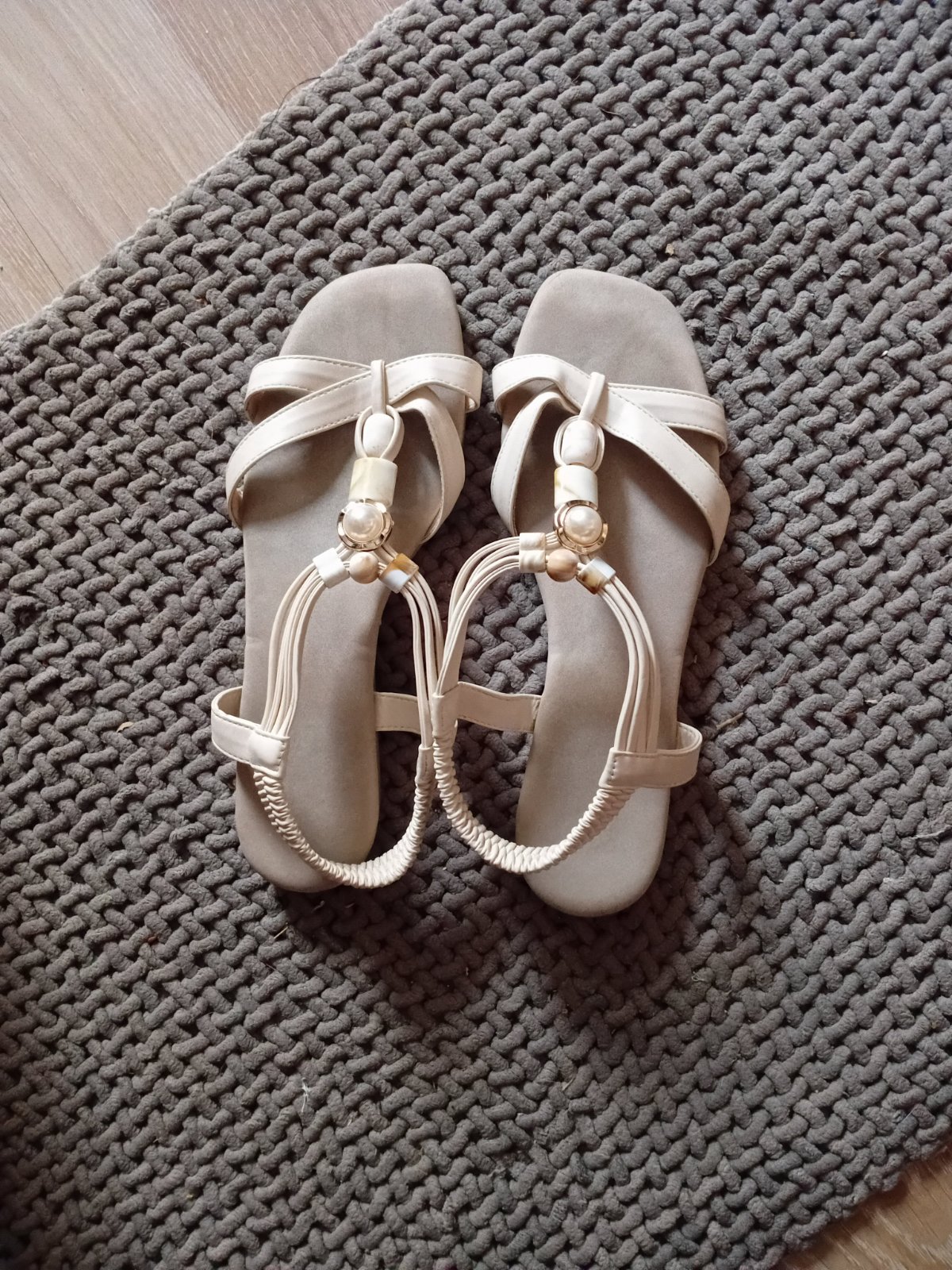 Sandales nudes à perles 