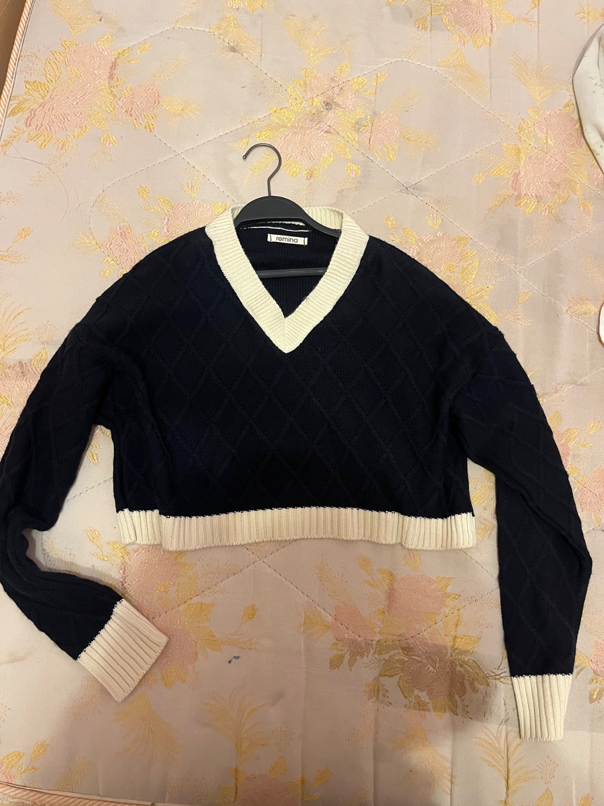 Pull bleu marine taille S-M jamais porté