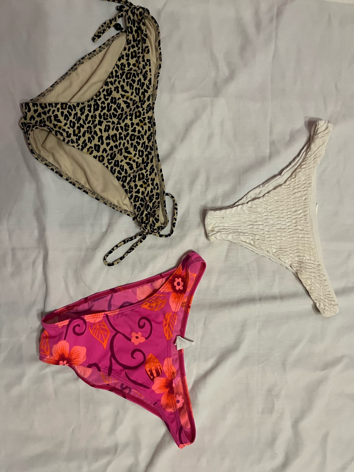 Des bas de bikini lwehed b 10dt (eli bch tekhou wehed tkhalili fi commentaire enehou eli theb alih)