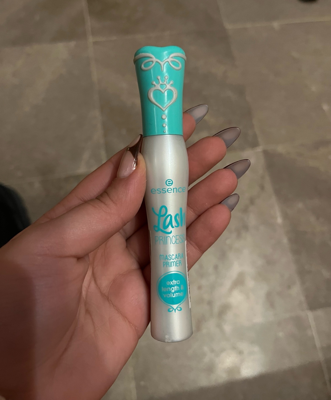 Primer avant mascara pour un extra volume (ouvert mais jamais utilisé)   