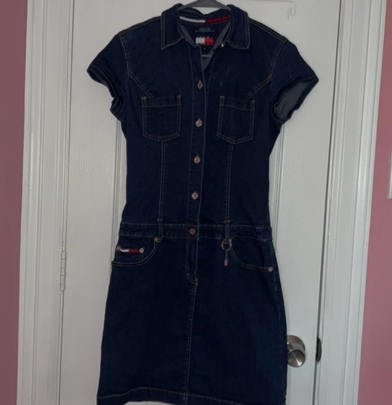 Robe jean tommy taille S ( tissu lycra donc tnajem tlabes petite M)