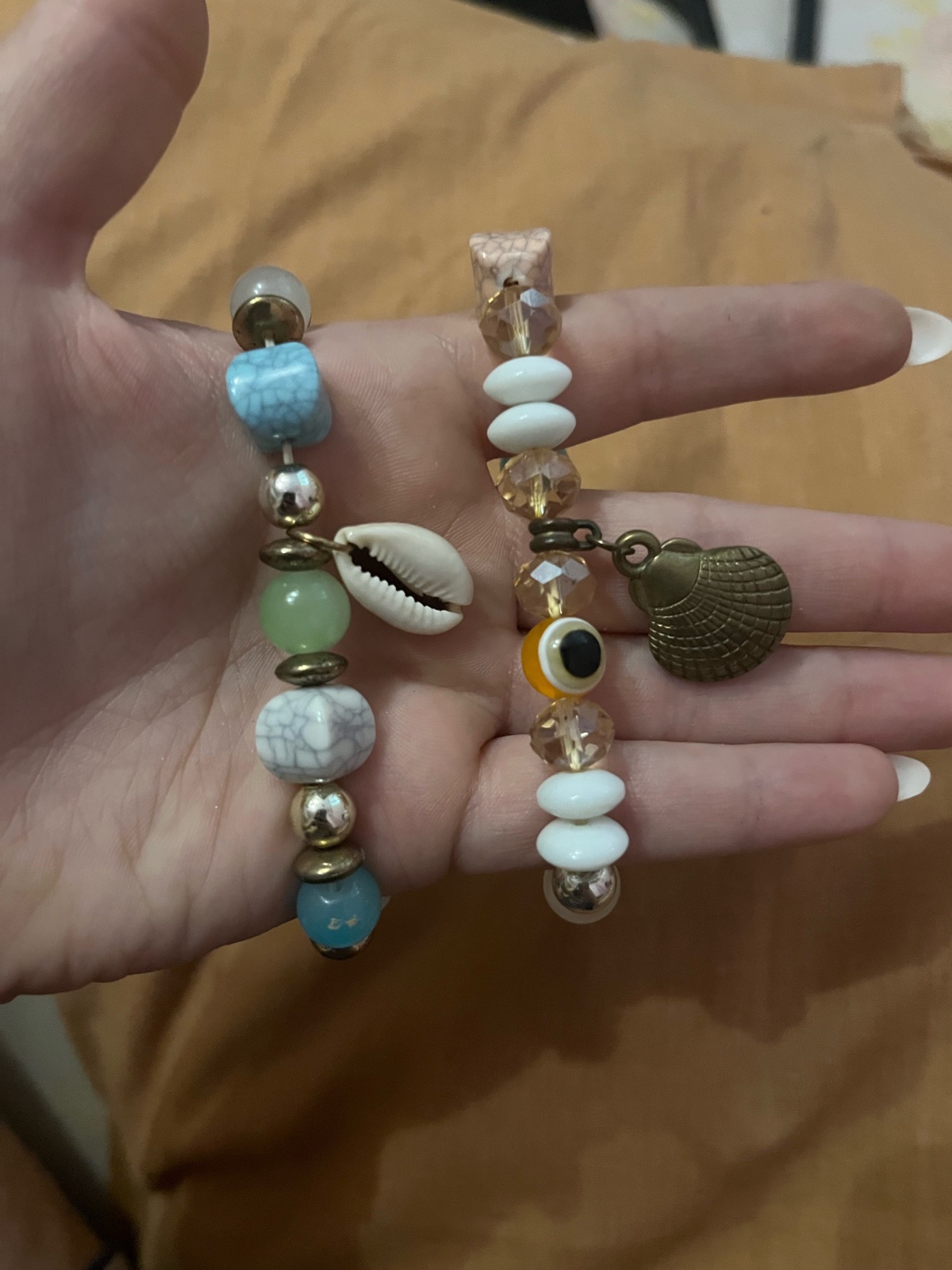 2 bracelets 