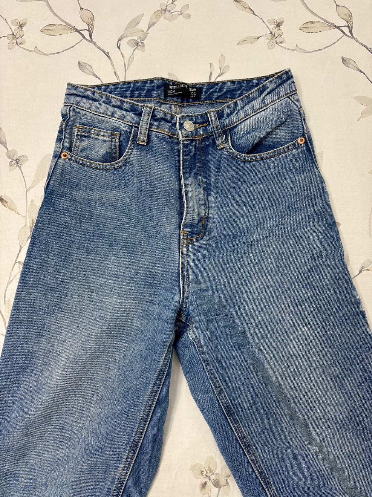 Jean Pretty little thing Mom Fit , coupe droite 