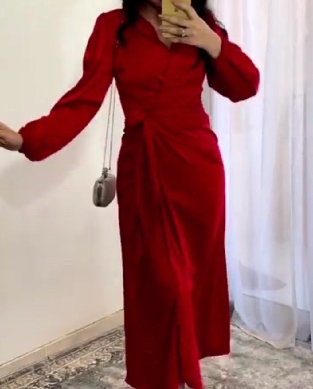 Robe en satin rouge