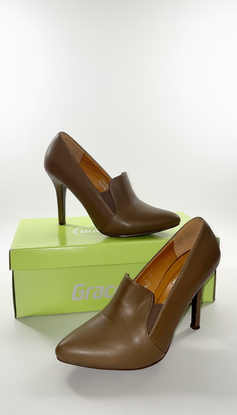 Ces chaussures sont des escarpins à talons hauts  en coloris kaki.