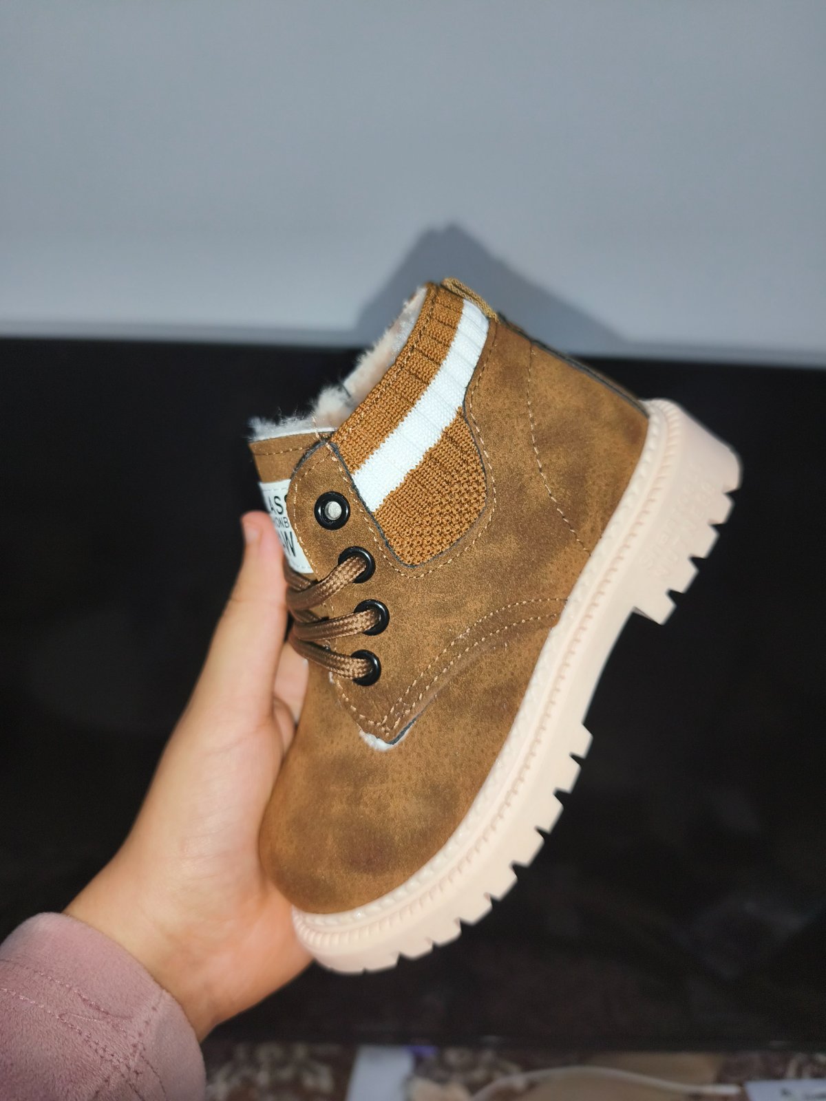 Chaussures garçon importé avec fourrure à l'intérieur en état neuf 