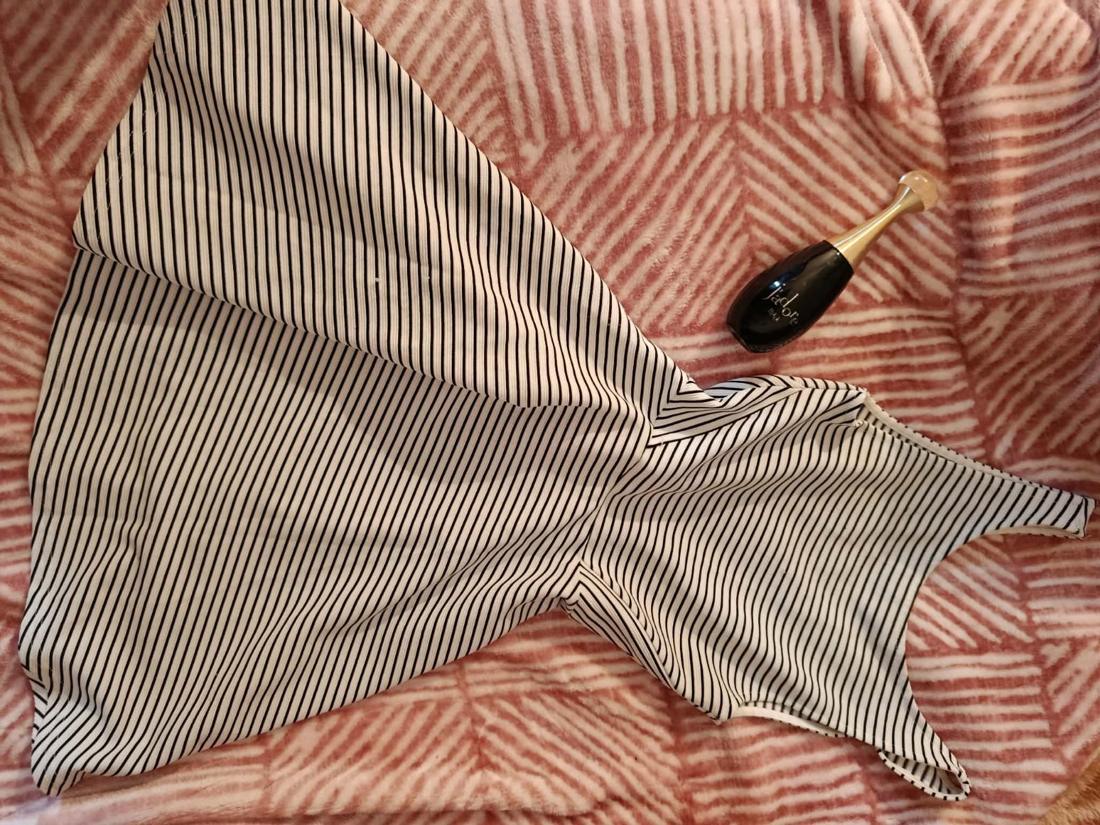 Robe à fines rayures horizontales noires et blanches possède une coupe évasée 