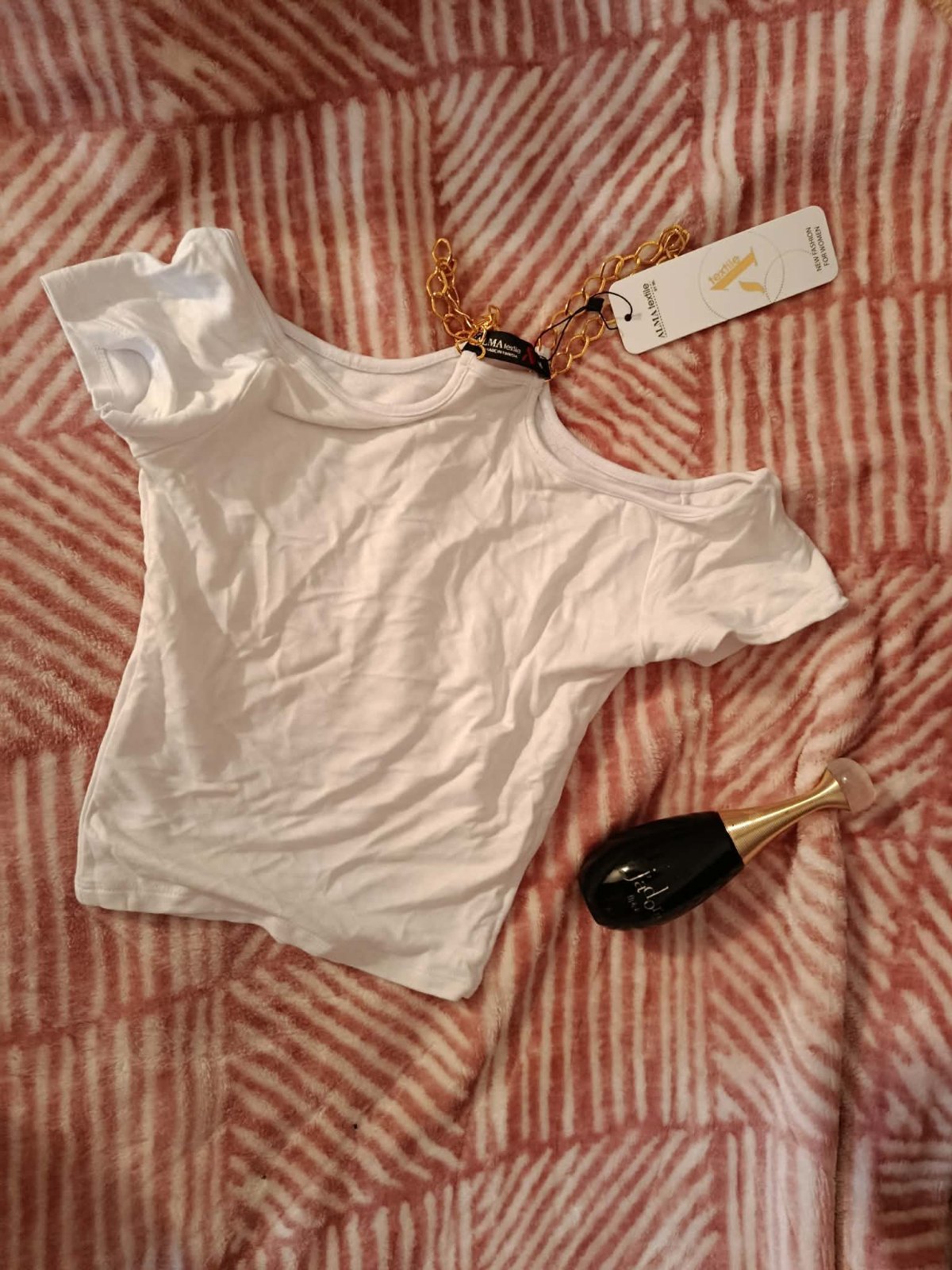 Top blanc avec chaîne dorée -Marque Alma – TailTop blanc élégant avec chaîne dorée au niveau du cou