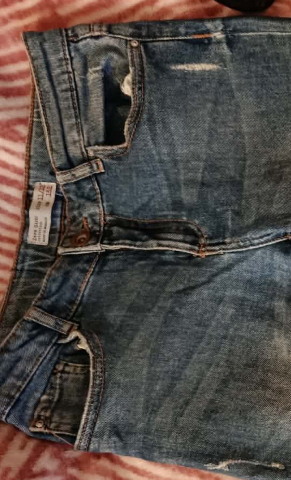 Jeans skinny délavés et déchirés de la marque Zara, pour enfant taille 11/12 ans