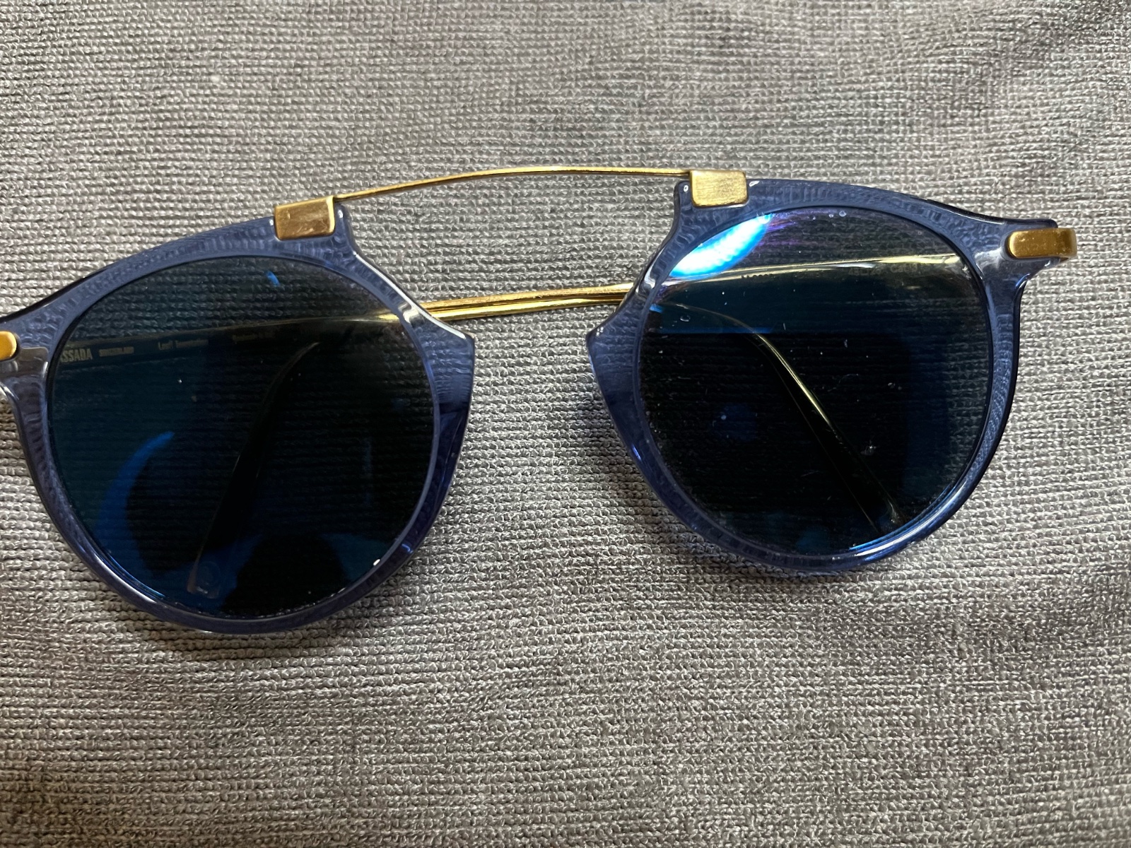 Lunettes de couleur bleu effet miroir et dore. 