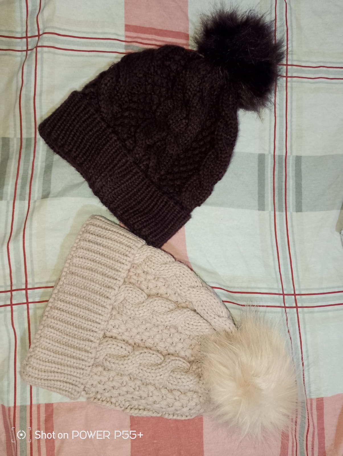 2 bonnets d’hiver à pompon violet et rose 