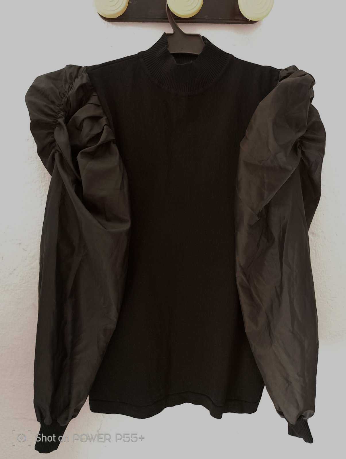 Top noir à manches bouffantes satinées