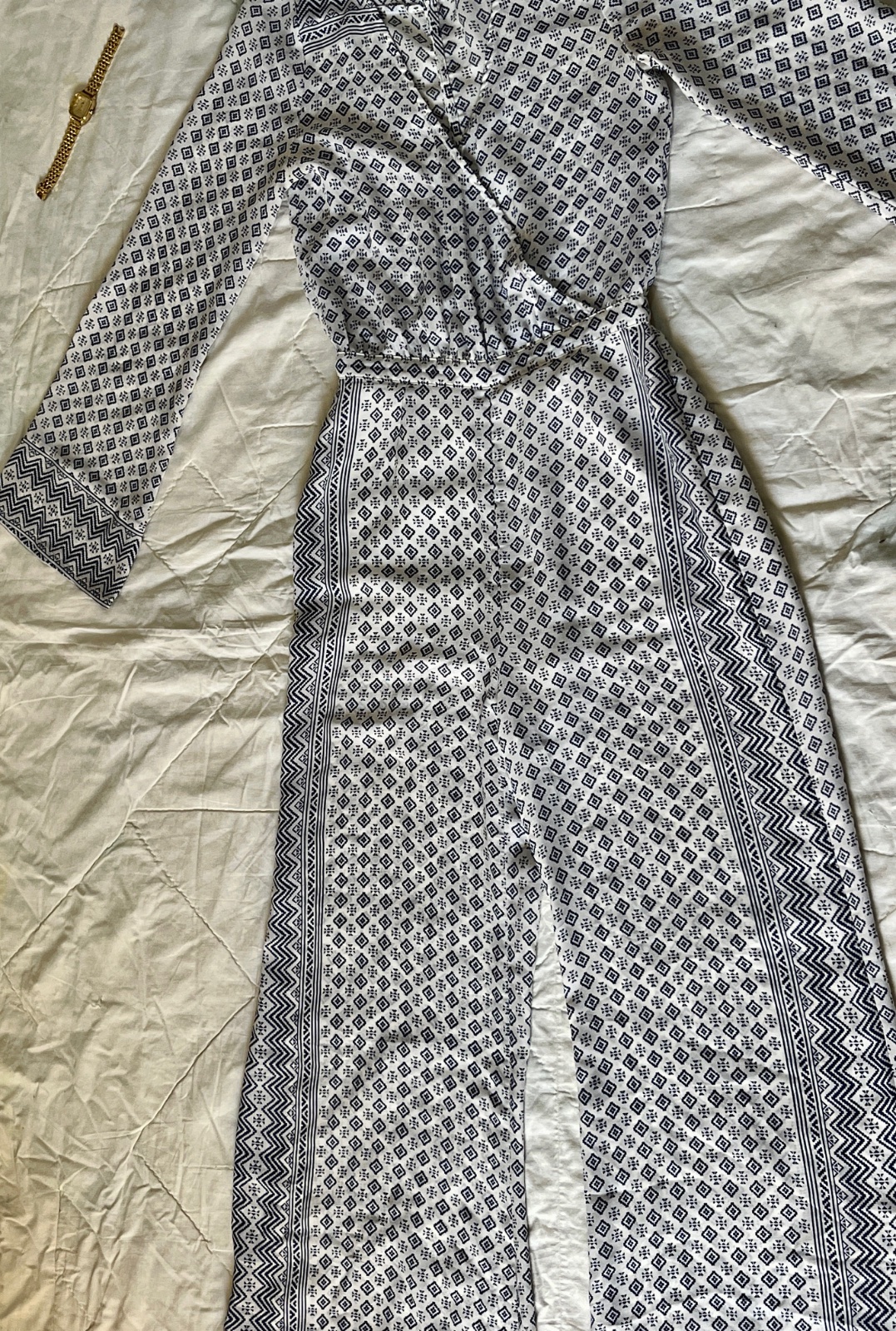 Set d'été en blanc avec une touche bleu