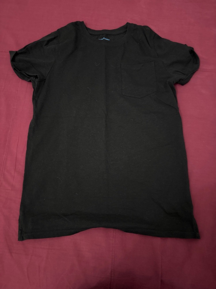 Pull tout noir avec poche sur la poitrine 