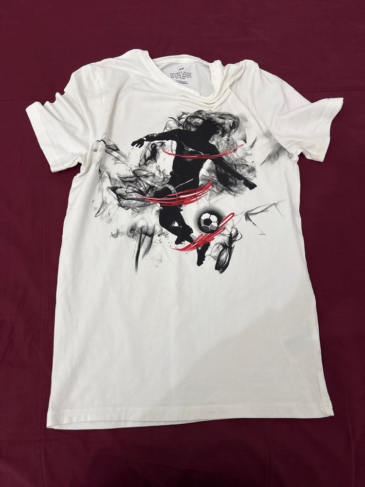 Pull blanc avec une image 