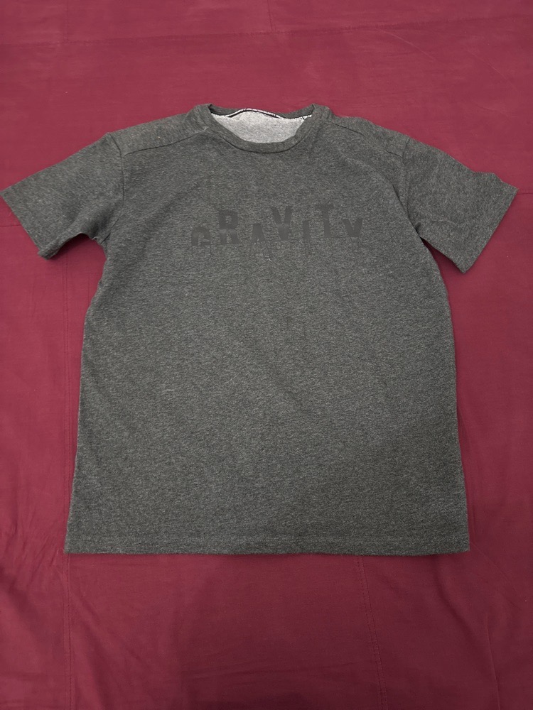 Pull gris+ petite ecriture