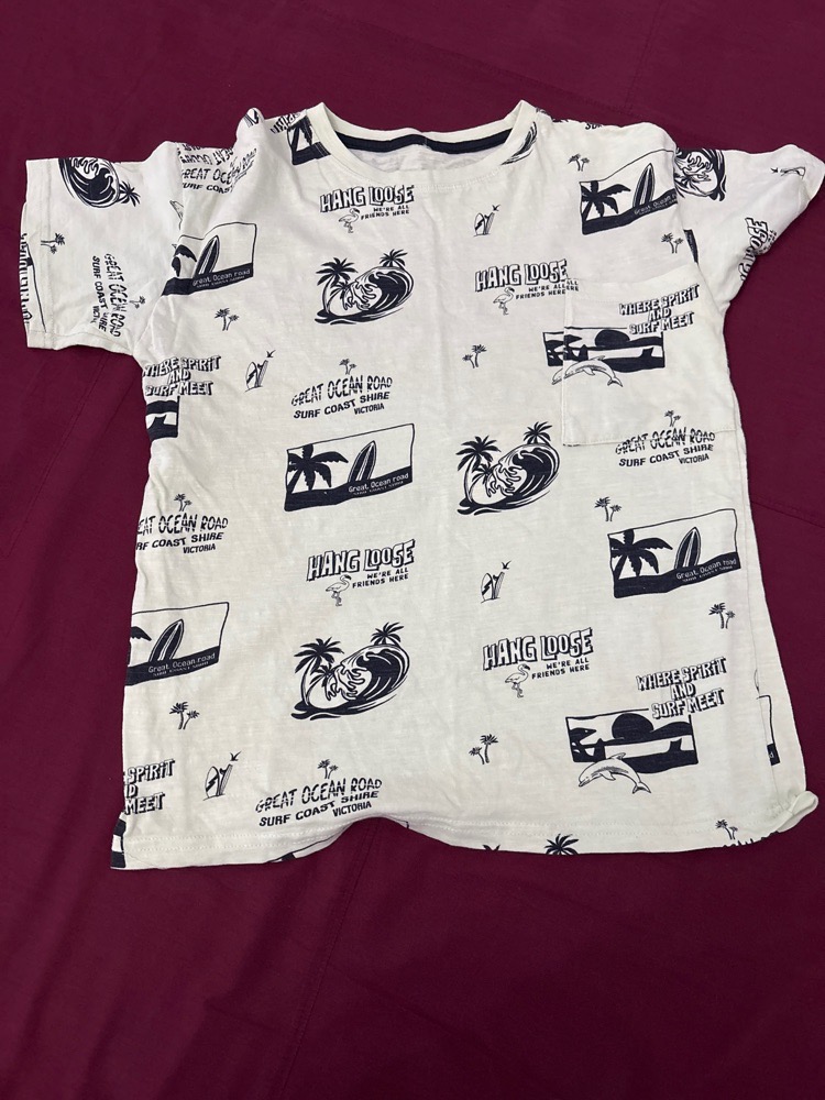 Pull vert avec plusieurs images+poche