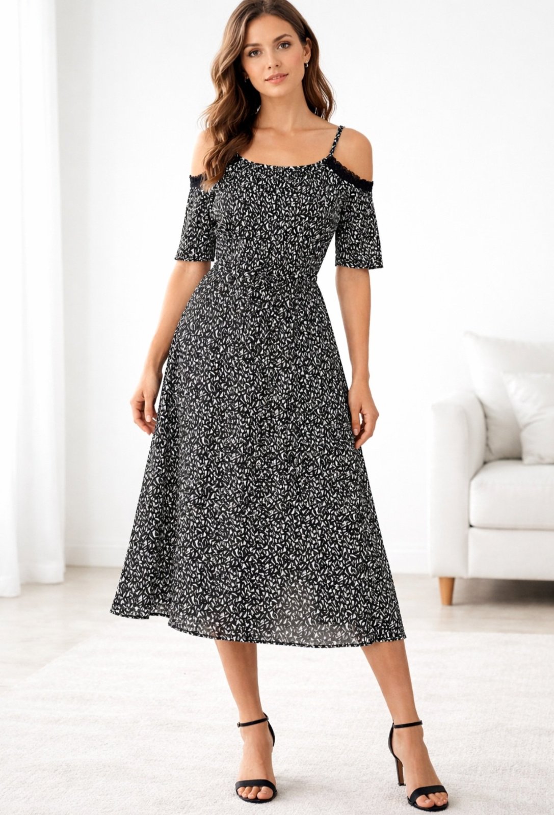 Robe midi noire et blanche – épaules dénudées 
