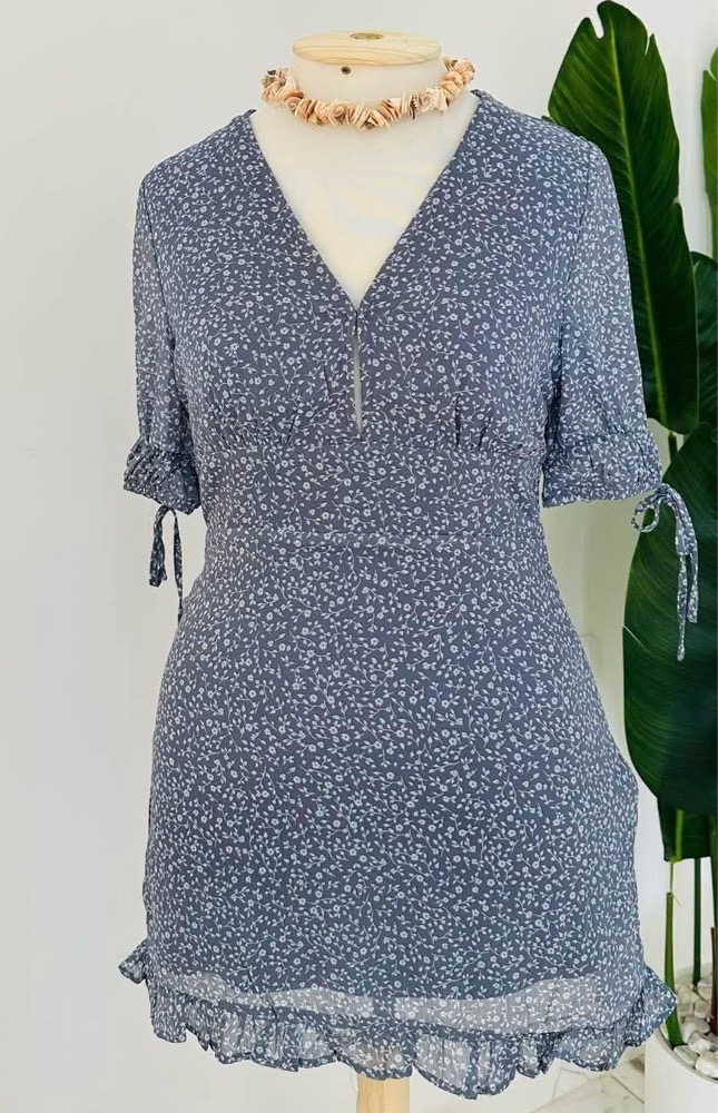 Robe grise à fleurs
