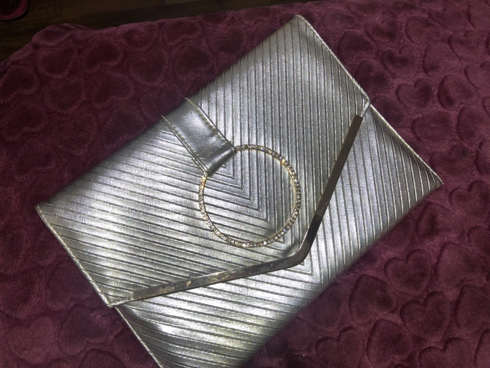 sac a main argenter avec boucle doree
