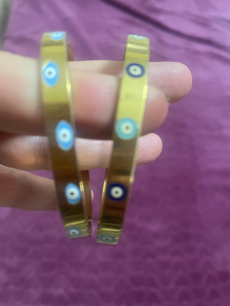 deux braclait avec 3inne bleu