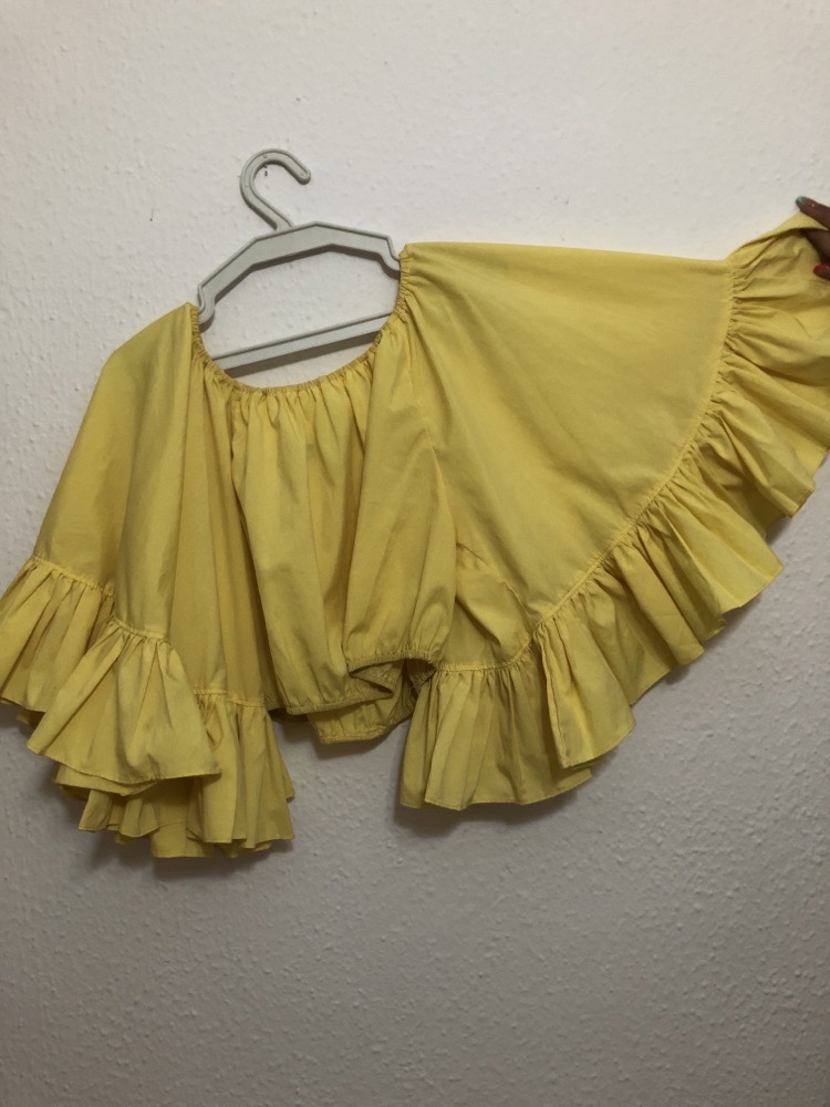 chemise jaune avec des manches tres larges