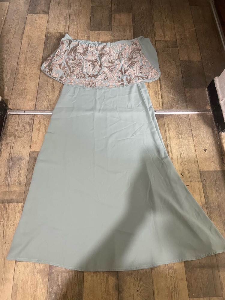 Robe turkoise et doree