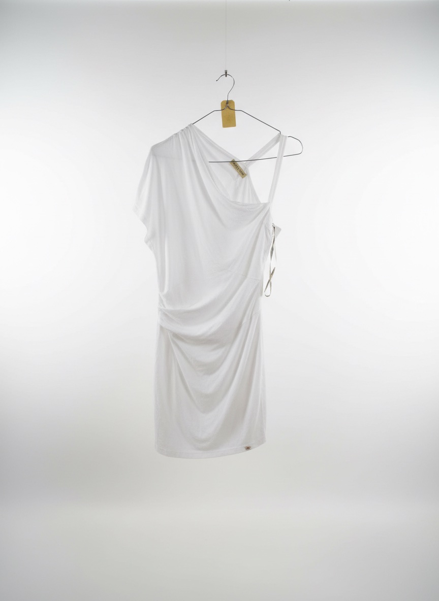 Robe blanche asymetrique versus