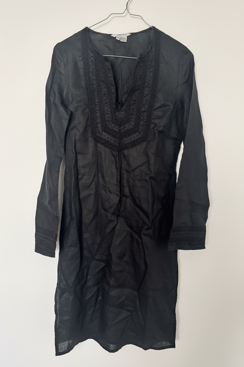 Robe en lin noire avec broderie