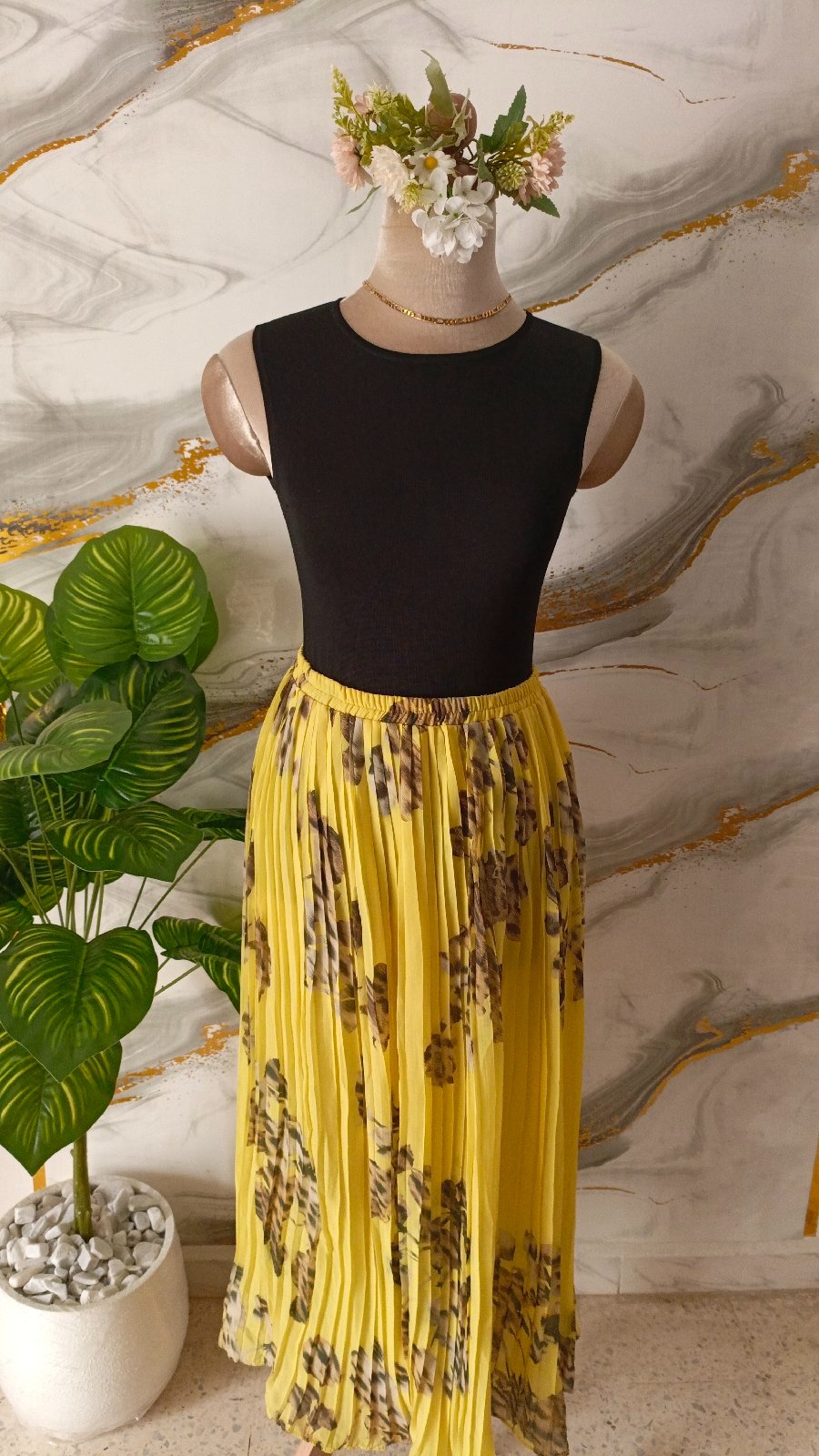 Pull zara et jupe plissé en jaune 