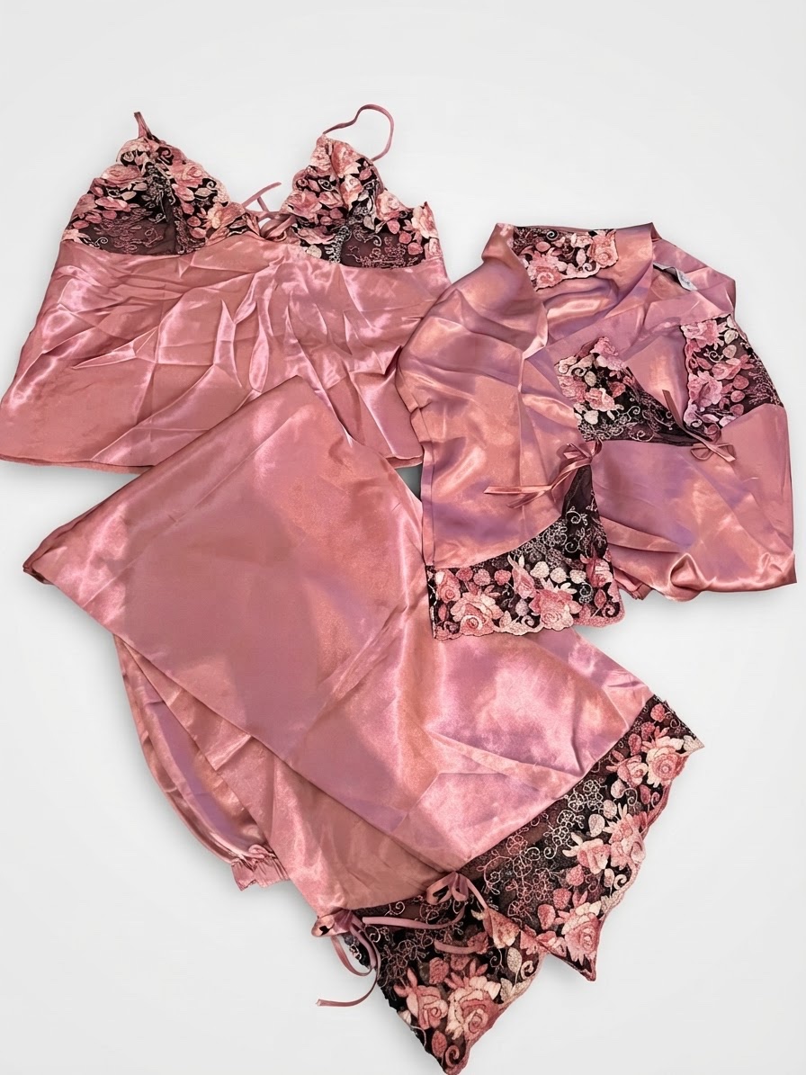 ✨ Nuisette satinée rose poudré 3 pièces – finition florale élégante