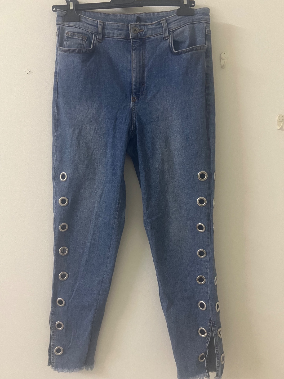 Jeans avec cercles métallique
