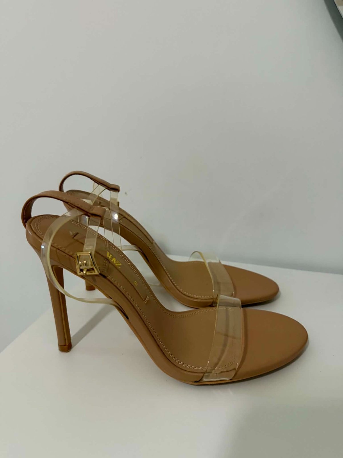 Sandales nude et vinyle 37