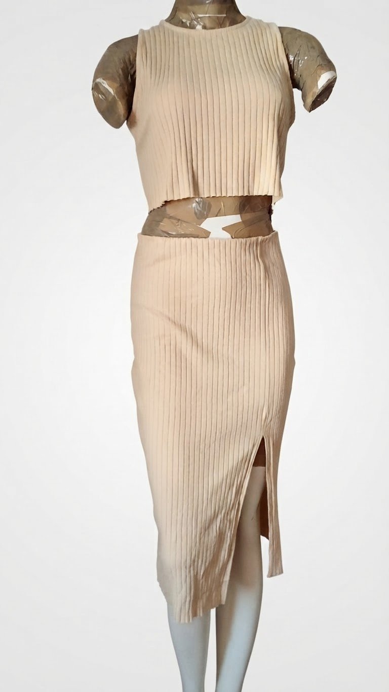 Un ensemble beige de la marque Jennyfer 