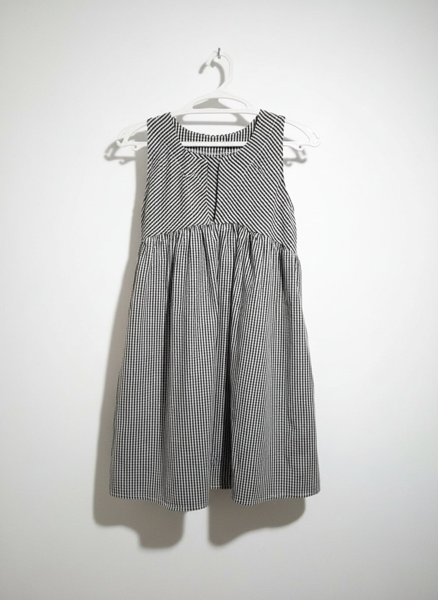 Une robe rayé en noir et blanc 