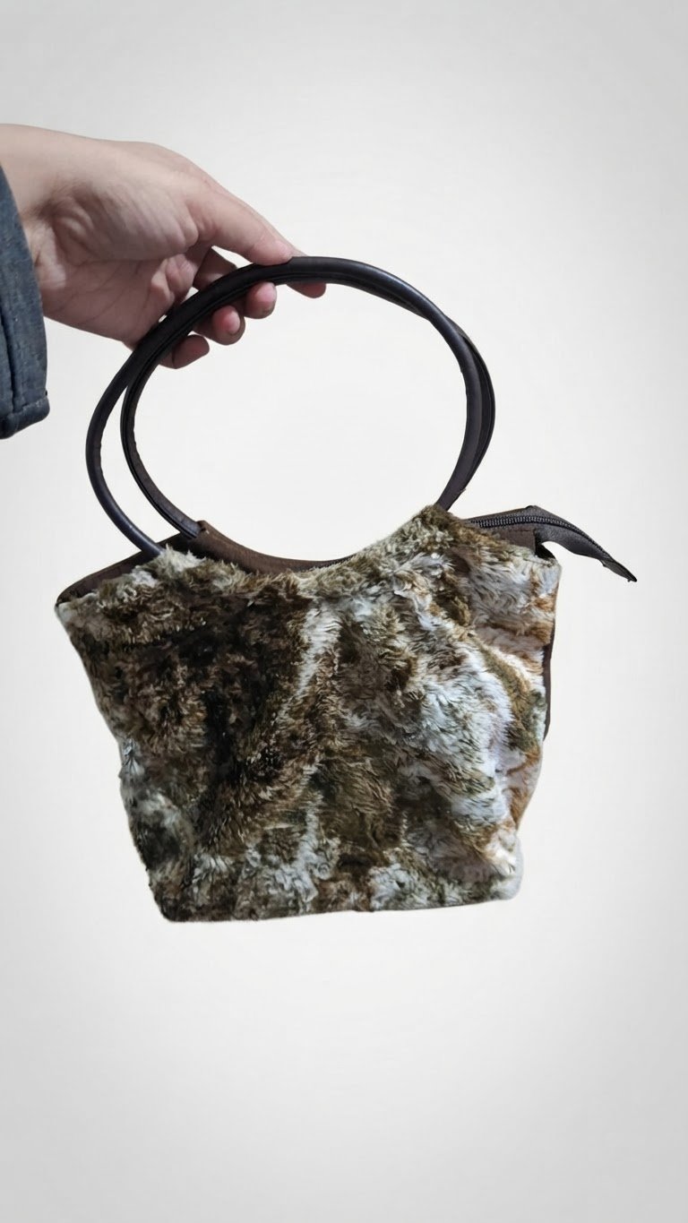 Mini sac marron avec fausse fourrure yesser hlowww 🥰
