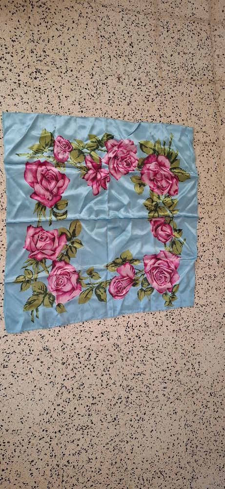 Mini foulard bleu ciel avec des fleurs rose 